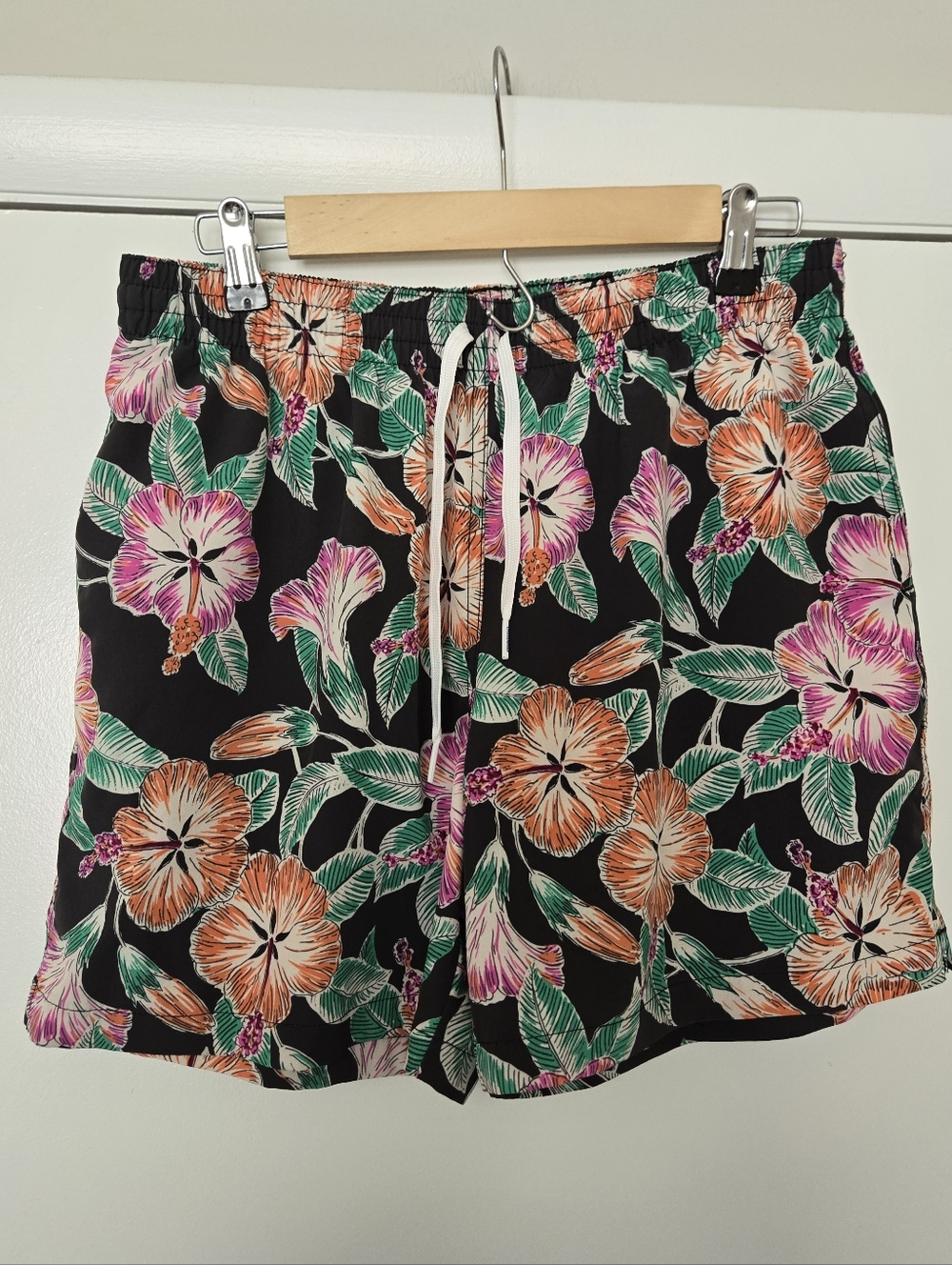 Chubbies 5.5 Inch Black Floral Swim Shorts Size Large